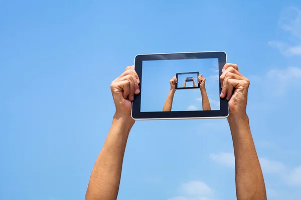 Händer som håller tablet — Stockfoto