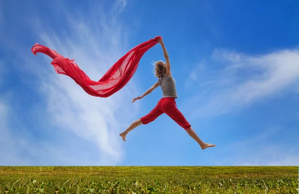 Girl jumping on the field — Stock Photo, Image
