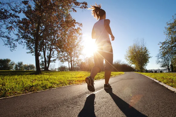 Donna che corre nel parco — Foto Stock