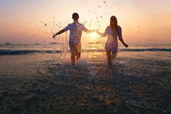 Casal desfrutar do pôr do sol na praia — Fotografia de Stock