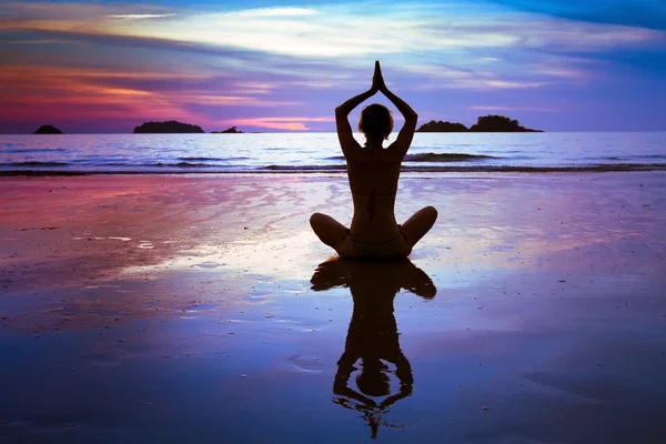 Yoga på stranden — Stockfoto