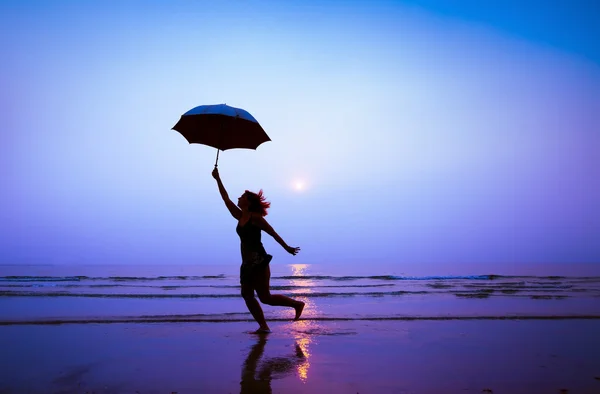 Frau mit Regenschirm — Stockfoto