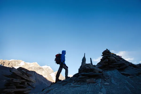 Wanderer erklimmt Berggipfel — Stockfoto
