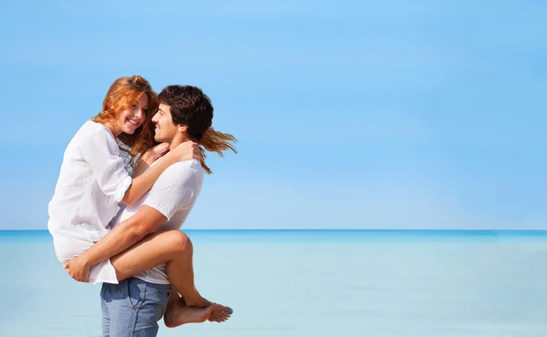 Casal na praia — Fotografia de Stock