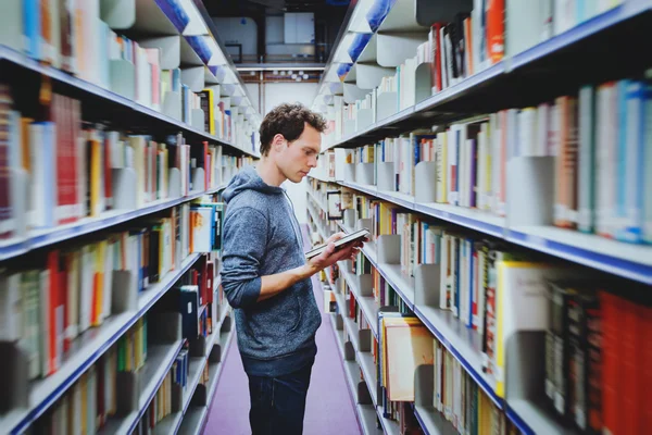 Estudante na biblioteca — Fotografia de Stock