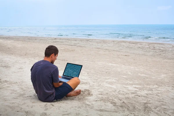 Homme avec ordinateur portable — Photo