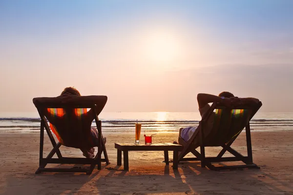 Pareja disfrutar de la puesta del sol — Foto de Stock