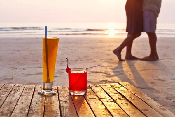 Cocktails op het tropisch strand — Stockfoto