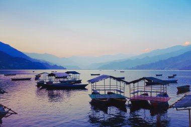 phewa Gölü üzerinden günbatımı