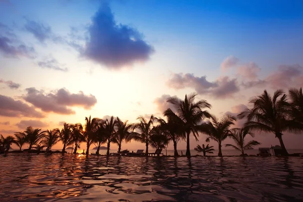 Zwembad door zonsondergang — Stockfoto