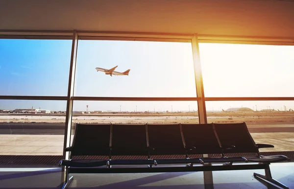 Vliegtuig op de luchthaven — Stockfoto