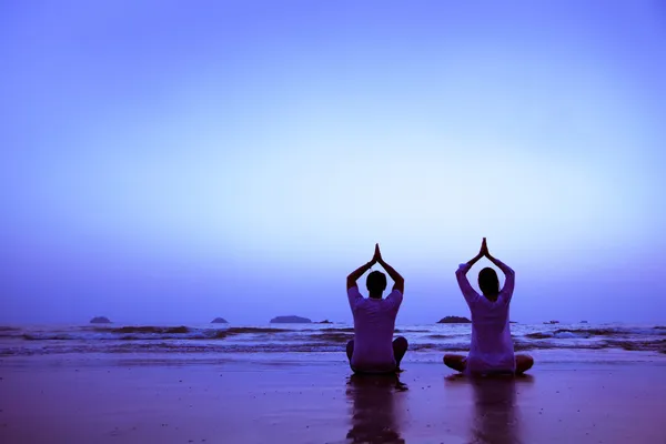 Sahilde yoga. — Stok fotoğraf