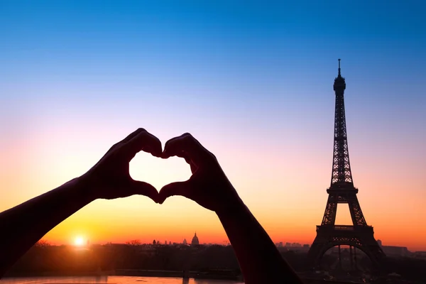 Hands making heart against Eiffel Tower — Stock Photo, Image