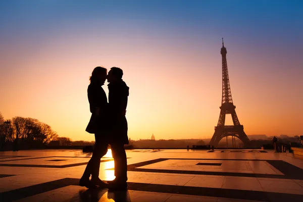 Couple kissing on Eiffel Tower background — Stock Photo, Image