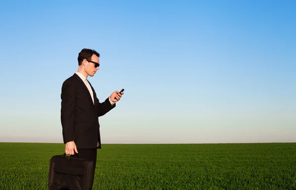 Empresario en campo verde — Foto de Stock