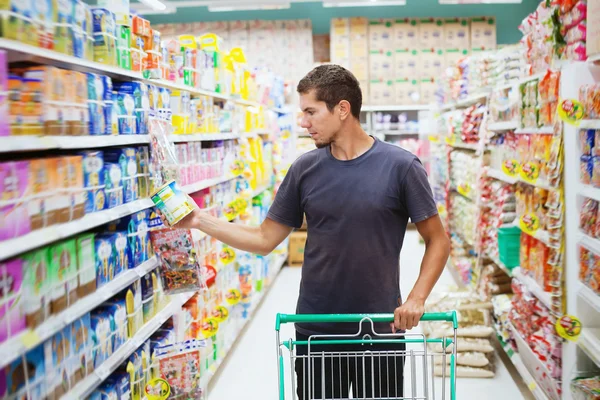 Man in supermarkt — Stockfoto
