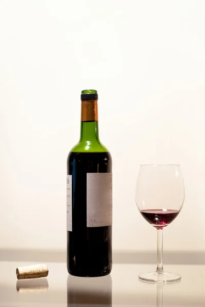 Fles wijn en glas — Stockfoto