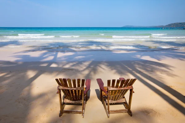 在海滩上的两个日光躺椅。 — 图库照片
