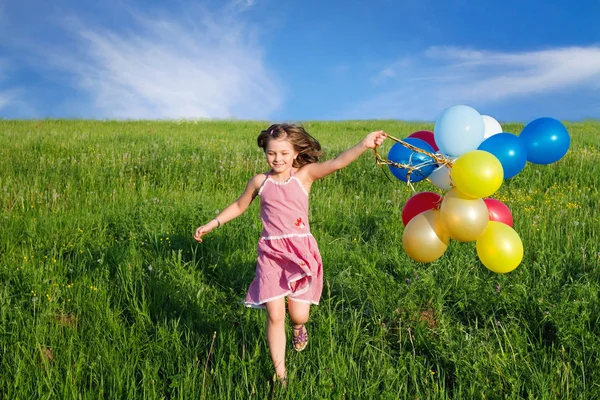 Açık havada oynayan çocuk — Stok fotoğraf