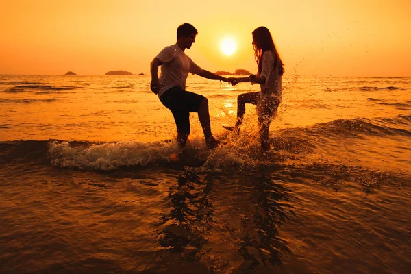 Pareja divirtiéndose en el mar — Foto de Stock