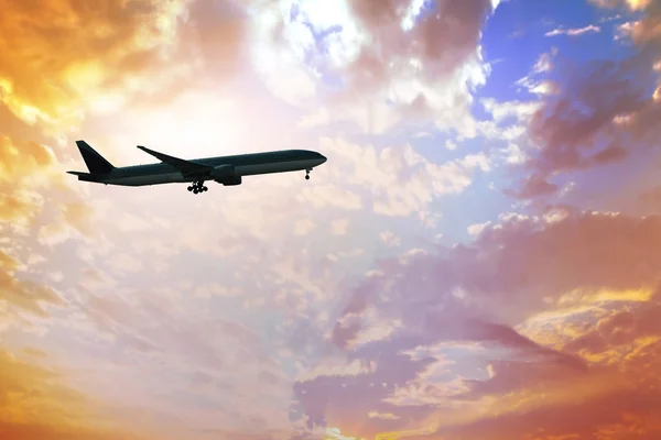 Avión al atardecer — Foto de Stock