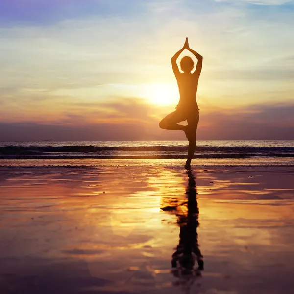 Yoga en la playa —  Fotos de Stock