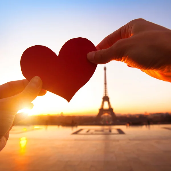 Casal amoroso em Paris — Fotografia de Stock