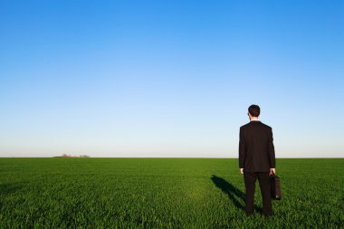 bir alanda duran işadamı