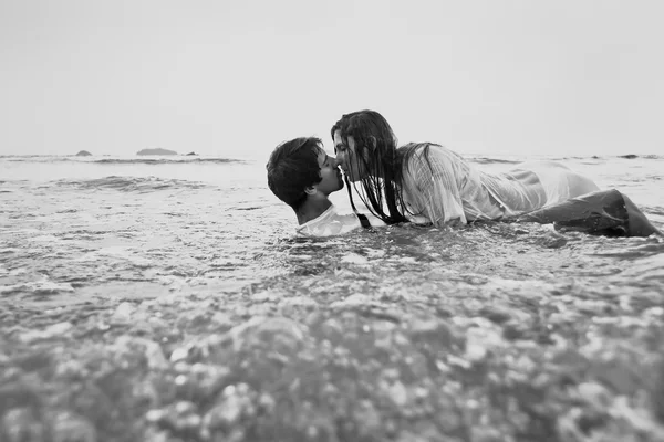 Couple kissing in the water — Stock Photo, Image