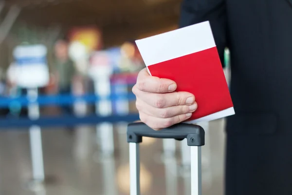 Passaporte e bilhete na mão — Fotografia de Stock
