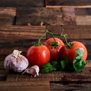 bir tahta üzerinde sebze