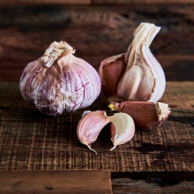 bir tahta üzerinde sebze