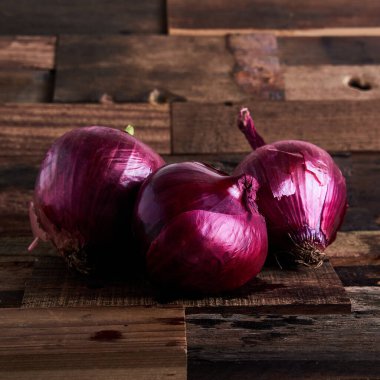 bir tahta üzerinde sebze