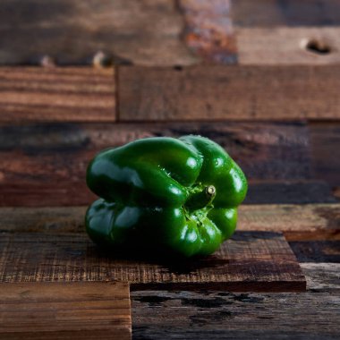 bir tahta üzerinde sebze