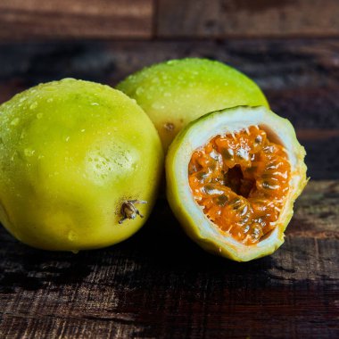 bir tahta üzerinde sebze