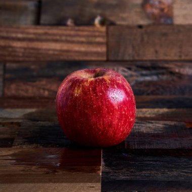 Tahtadaki kırmızı elma.