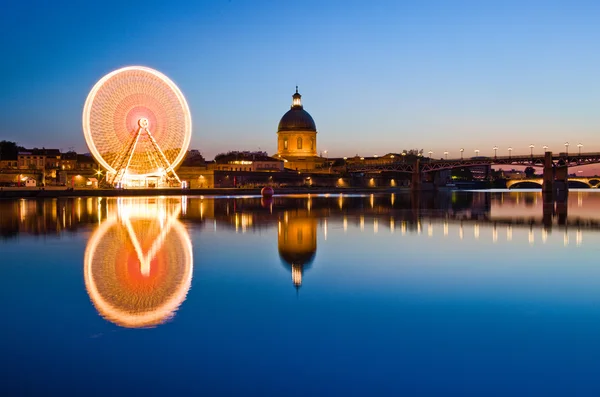 Rueda de la fortuna por la noche en Toulouse — Foto de Stock