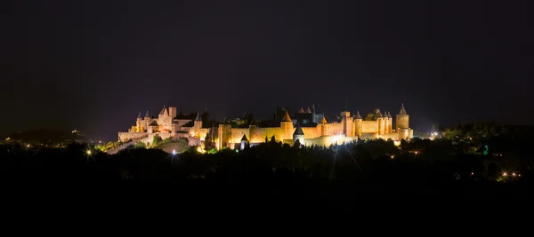 Castelo de Carcassonne à noite, vista da estrada — Fotografia de Stock