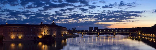 Toulouse, Frankrijk. Hotel de ville, pont saint pierre (saint pierre brug). — Stockfoto