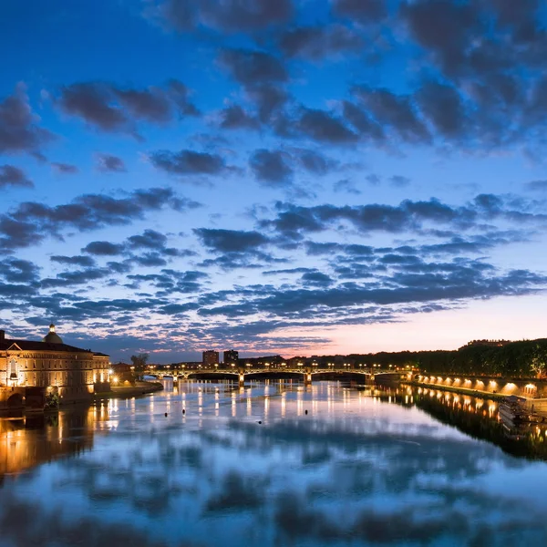 Toulouse, Frankrijk. Hotel de ville, pont saint pierre (saint pierre brug). — Stockfoto