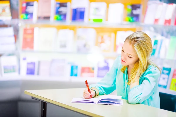 Student in a library — Stock Photo, Image