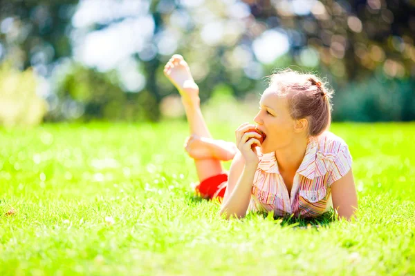 Eating an apple — Stock Photo, Image