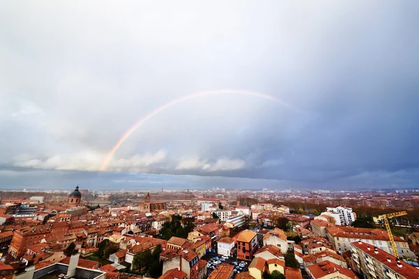 toulouse yukarıda gökkuşağı