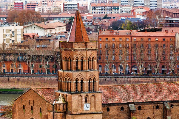 Iglesia de San Nicolás sobre fondo de Toulouse — Foto de Stock
