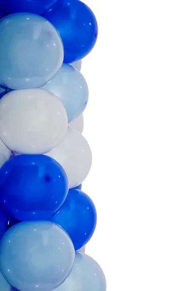 Vereinzelte blaue und weiße Luftballons — Stockfoto