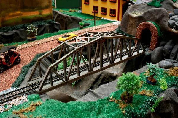 Metalic brug in boog - spoorweg miniatuur — Stockfoto