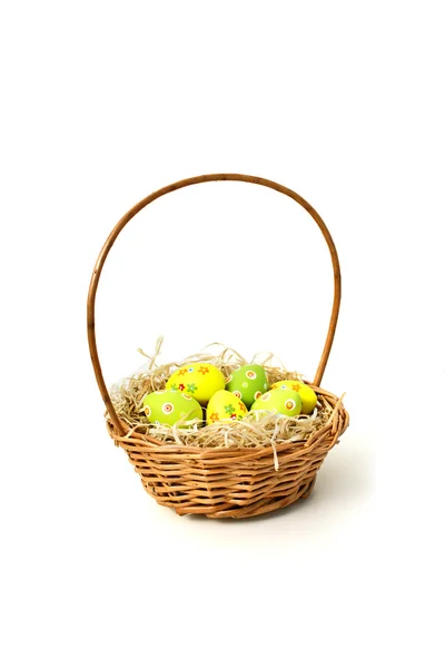 Uova di Pasqua in un cesto — Foto Stock