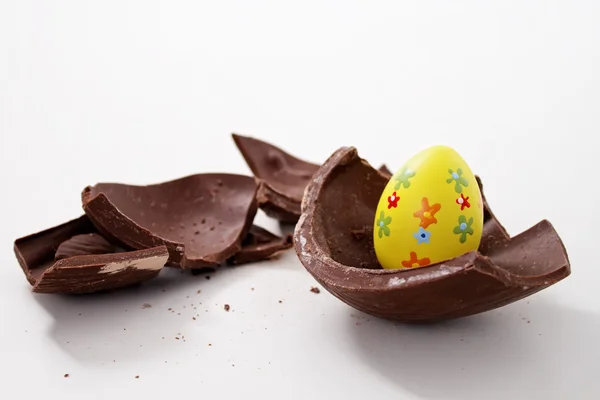 Huevo de Pascua roto en pedazos — Foto de Stock