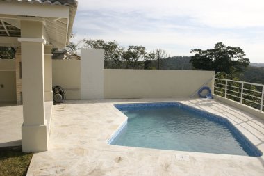 evin arka bahçesinde