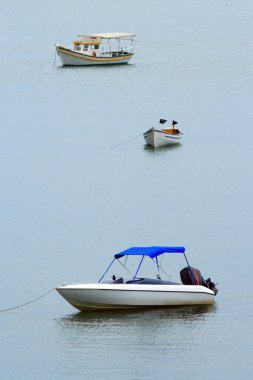 plaj sahnesi ve tekneler